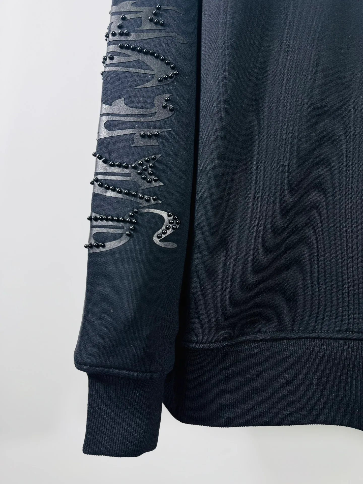P340 top version, real shot without P, ​​different from market currency) 𝗖𝗵𝗿𝗼𝗺𝗲 𝗛𝗲𝗮𝗿𝘁𝘀/Cro Heart 2025 Rivets Autumn and Winter New Original Single Counter American Rivets 3D Three-dimensional Couple Casual Cardigan Sweatshirt 👑The highest version! Customized fabric 480g tripe terry fabric! American acid-washed and distressed original fabric with laser rivets. Best-selling model at the counter. Very comfortable to wear. Accessories: Original molded and authenticated collar label➕100% silk wash label. Genuine purchase-grade original hangtag➕matching hanging rope➕3D hanging beads➕original packaging bag. Craftsmanship: The original version has consistent wiring! The highest version of the armhole matching technique! Color: Black Size: S M L XL Style No.: 613